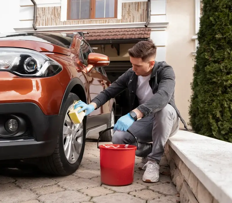 Lavage auto à domicile Saint-Vincent-la-Commanderie : professionnel intervenant sur un véhicule